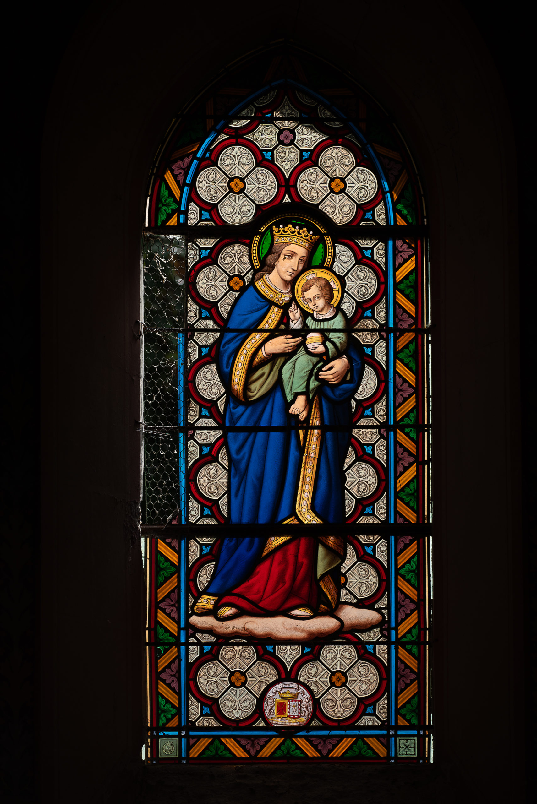 Vitrail de la chapelle situé au dessus de l'hôtel - consacrée à la Vierge Marie tenant Jésus dans ses bras